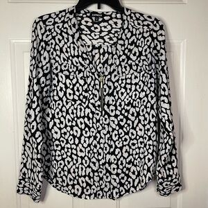 Express animal print in black and white.‎